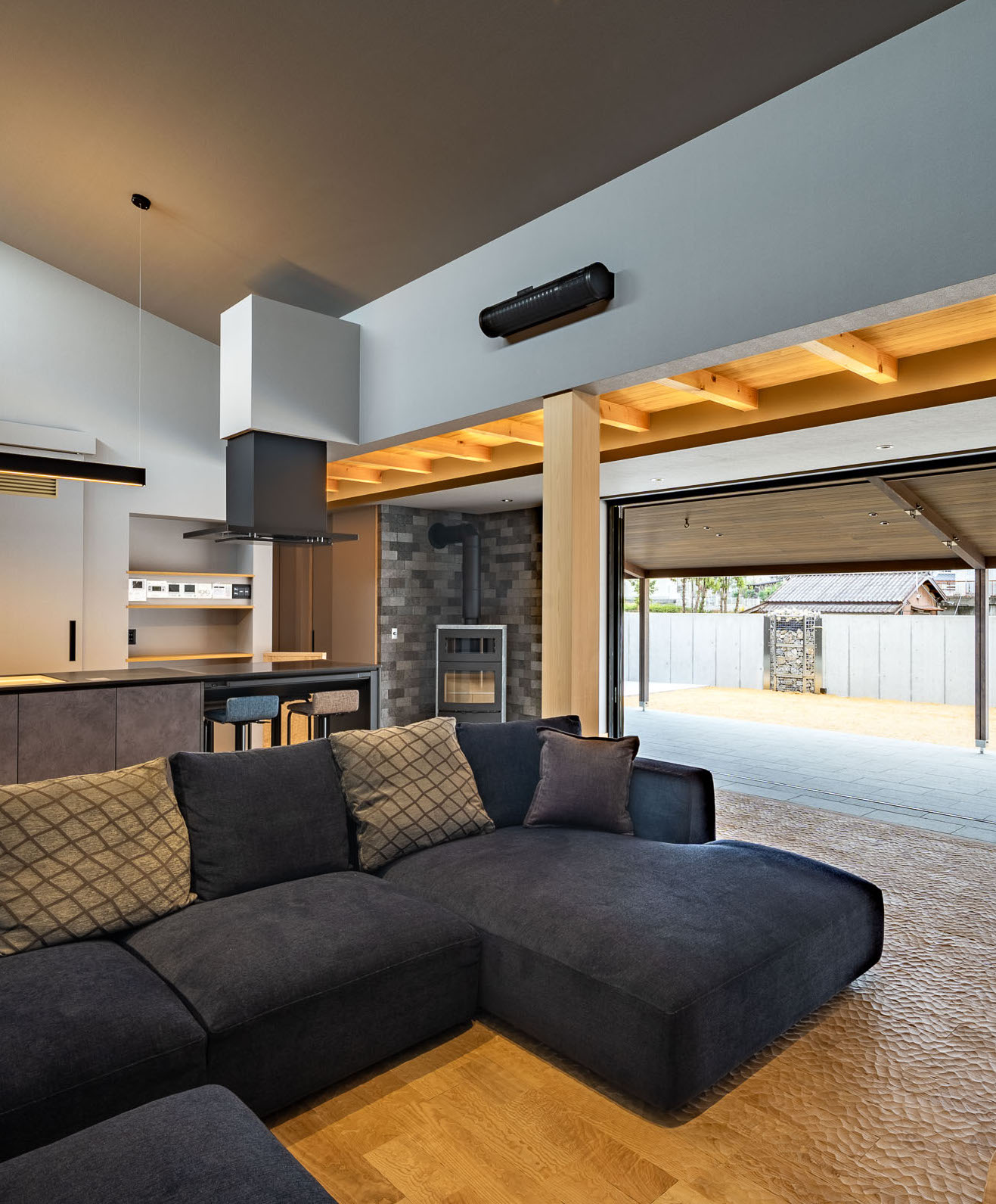 伸びやかな屋根が美しい、開放感あふれる平屋