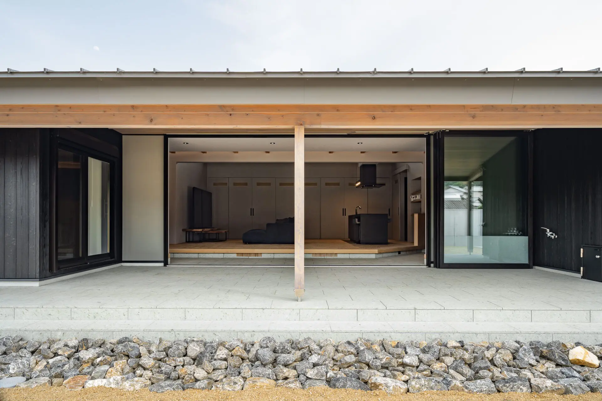 伸びやかな屋根が美しい、開放感あふれる平屋