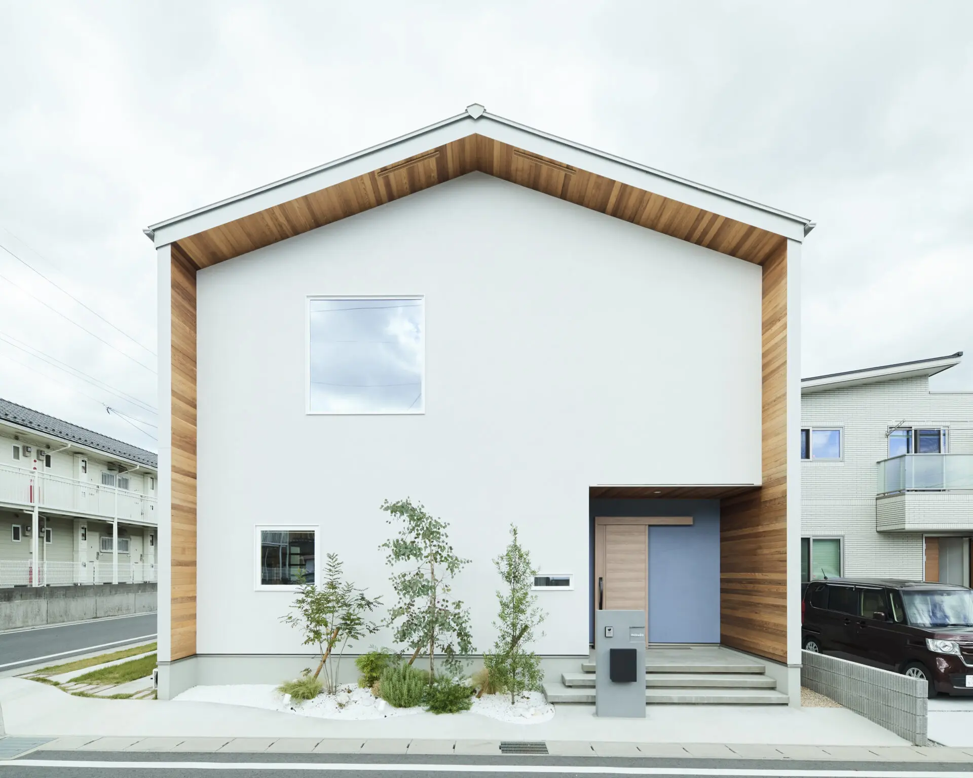 オーナー様邸見学会】三角屋根の白い家-住まいと暮らしの発見-